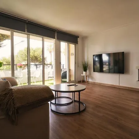 Seahomes Vacations - Seafront Mediterranean Ap & Pkg