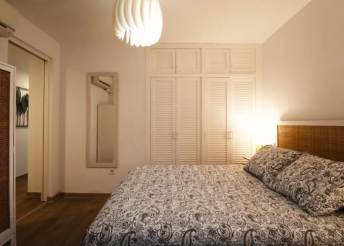 Seahomes Vacations - Seafront Mediterranean Ap & Pkg Apartman